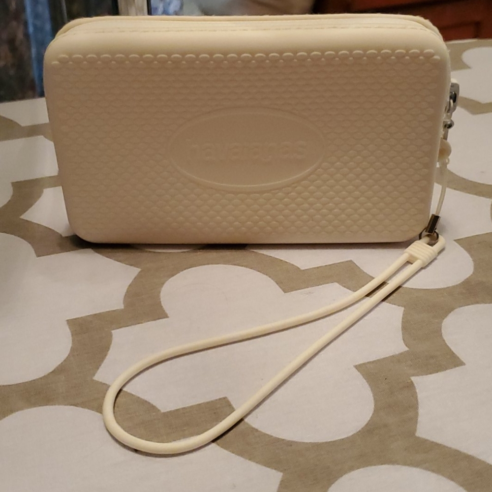 Water resistant wristlet